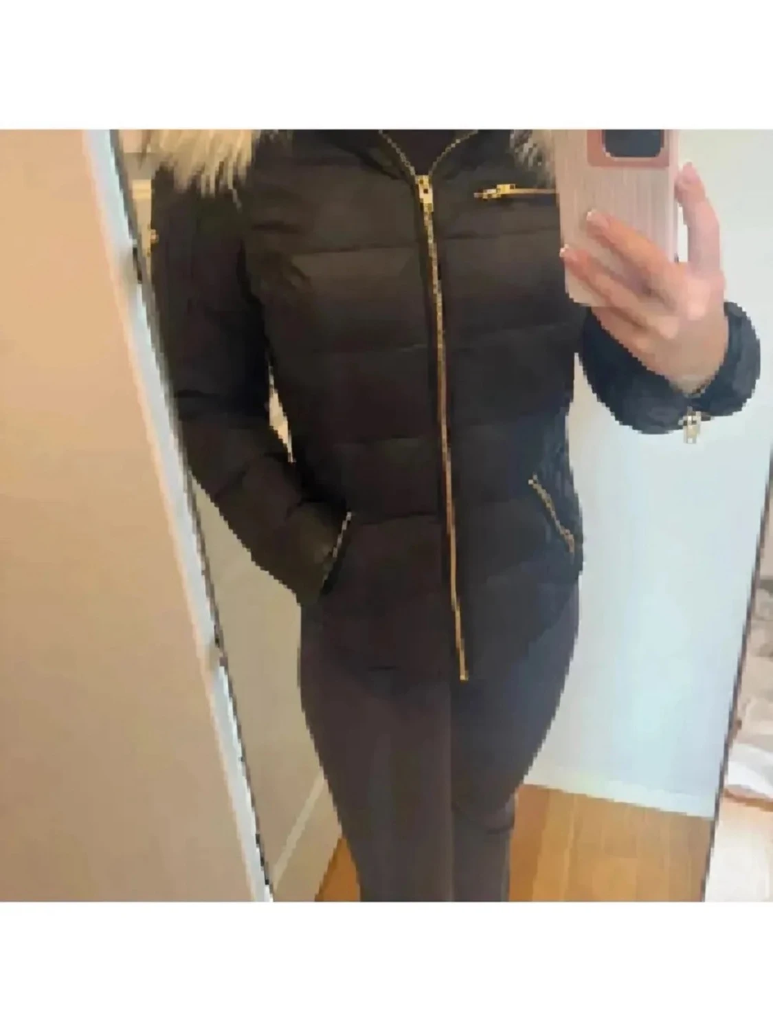 Svart pufferjacka med fuskpäls från Rockandblue - 4