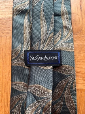 Yves Saint Laurent slips - Lyxslips från Yves Saint Laurent. Riktigt snyggt mönster