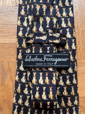 Ferregamo slips - Lyxslips från Salvatore Ferregamo. Riktigt snyggt och kreativt mönster, som på många andra Ferregamo-slipsar. 100% silke