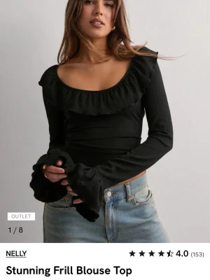 svart blus  - jättesöt svart blus ifrån Nelly, endast använd en gång 💕 