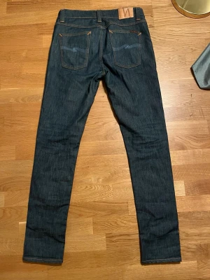 Nudie Jeans Lean Dean Dry Iron 31/34 - Ett par riktigt feta nudie jeans i storlek 31/34. Färgen dry iron gör att det blir feta fades efter användning. Nytt skick och hör av dig gällande frågor