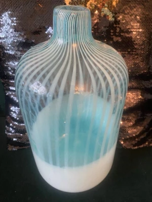 SNYGG STOR TUNG Randig blå och vit glasvas🤩🤩 - Säljer en unik VAS i glas med coolt randigt mönster i blått och vitt. Västen har en rundad form med smal hals och är ca 30 cm hög. Perfekt som statement piece i rummet. Mönstret ger en modern vibe och färgerna är fräscha och stilrena. Hämtas gärna upp väger minst 10kg + KONTAKTA MIG GÄRNS INNAN KÖP 