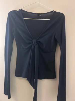 Mörkblå långärmad topp Gina Tricot - Snygg mörkblå långärmad topp från Gina Tricot i storlek XS❤️