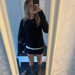 Svart stickad tröja - Mjuk och skön svart stickad tröja från Vera Moda!  Dock ganska nopprig men tycker ärligt inte att de syns när man inte kollar noga🖤 Lik den stickade från Arket.