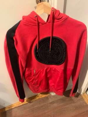Stilren hoodie – GLORIOUS GANGSTA – S – Röd/Svart - Snygg hoodie från GLORIOUS GANGSTA i storlek S. Färg: Röd och svart – perfekt kombination för vardag och streetstyle. Skick: Nästan som ny, använd fåtal gånger och väldigt fräsch. Bekväm och mjuk – idealisk för mysiga dagar eller ute. Populärt märke, trendig design.