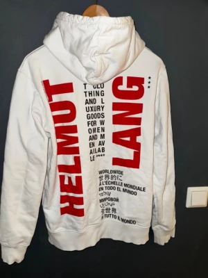 Helmut Lang Hoodie - 🤩Sjukt snygg Hoodie säljes  ✅Plagget är noggrant kontrollerat av experter och är i toppenskick  👔Märke: Helmut Lang   Perfekt för den som vill utveckla och sin stil till nästa nivå eller bara vill ha ett plagg som håller högsta kvalitet.   ⚠️Skriv vid intresse eller frågor  Ö45