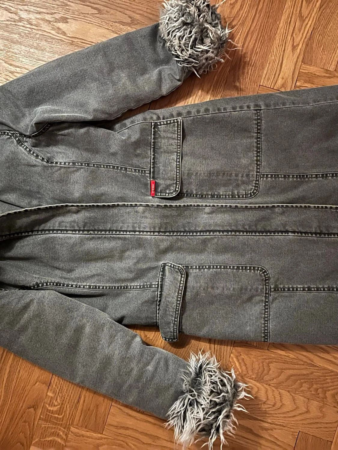 Grå lång jeansjacka med pälsdetaljer