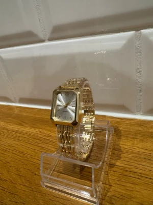 Elegant Quartz klocka - 📦 Skickas alltid inom 24h 💬 Snabb och trygg kommunikation En liten detalj som lyfter hela din stil ✨ 