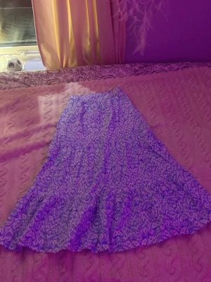 Blå leopardmönstrad långkjol Lindex ❤️ - Säljer en flowy långkjol från Lindex i storlek 146. Kjolen har ett blått leopardmönster och är gjord i ett lätt, luftigt material med resår i midjan. Perfekt för dig som gillar djurmönster och vill ha en kjol som sticker ut.