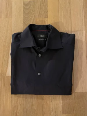 Svart skjorta från Eton Contemporary Fit - Snygg svart skjorta från Eton i Contemporary fit. Nypris ca 1700kr mitt pris endast 199 kr. Fraktar inom 1 dag, om du har någon fundering så är det bara att höra av sig😊