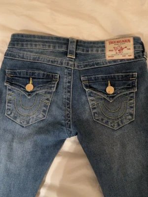 True Religion bootcut jeans!! - Säljer mina Ture Religion bootcut jeans (Low waist) Så snygga!! Hålen är självgjorda som design! 