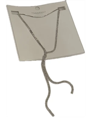 Glittrig silver halsband från Peacocks - Information om halsbandet ℹ️ •Glittrig silver halsband. Justerbar. •Har aldrig använt den. •Från märket Peacocks. •Köpt från England. 🇬🇧  •Smala, glänsande kedjor och ett snyggt omlottband framtill. •En modern och stilren design som sticker ut med sina glittrande detaljer.  •Perfekt för dig som vill ha något extra till outfiten.  Mer information ℹ️ ⁉️Vid fler frågor eller om du vill ha fler bilder, skriv till mig så svarar jag genast!  📬Fraktar inom 24h.