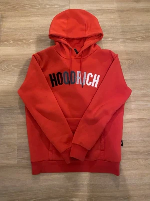 Hoodrich hoodie röd  - Skick 8/10, inga defekter skriv vid funderingar 