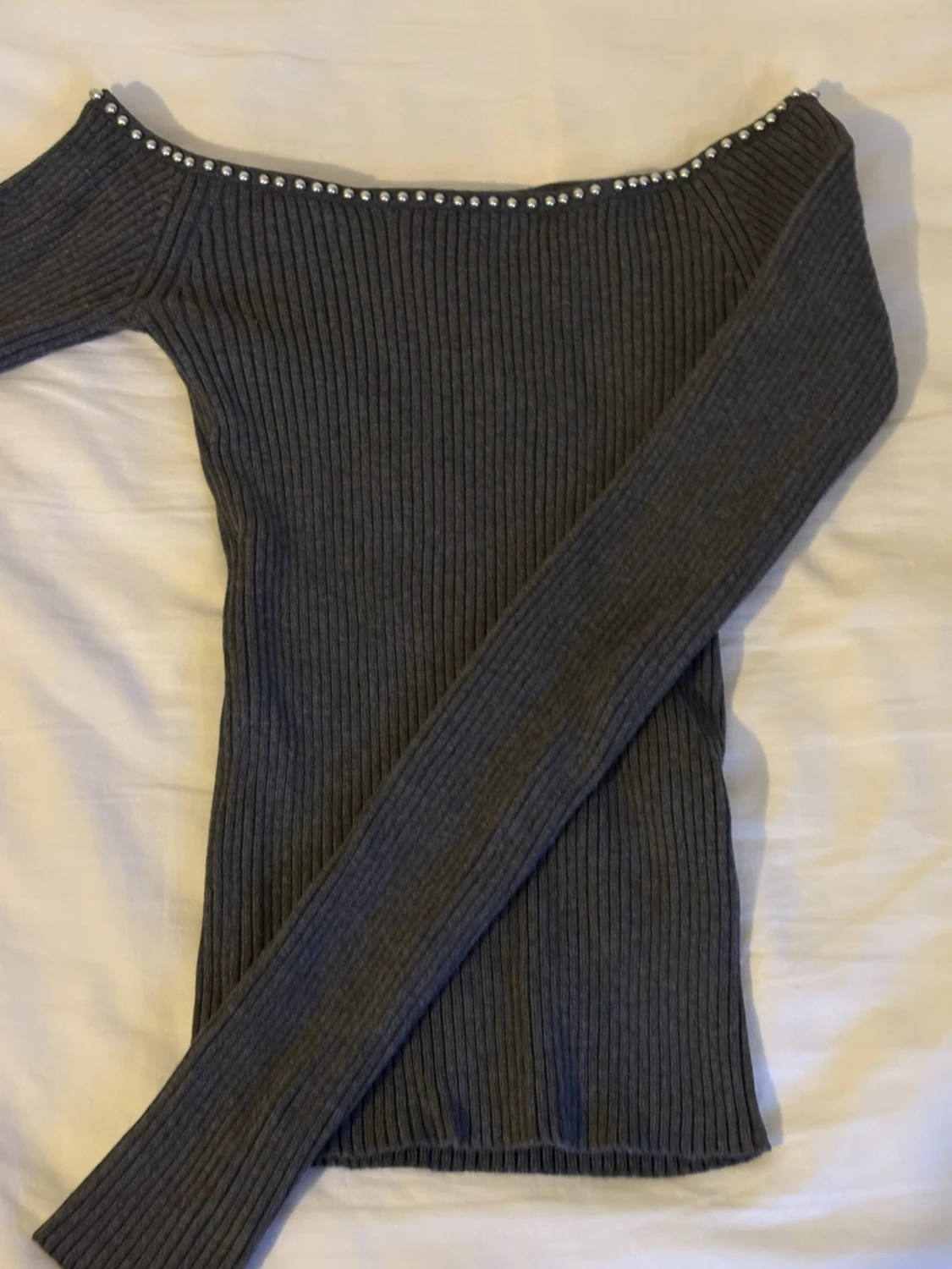 Mörkgrå ribbad offshoulder topp H&M