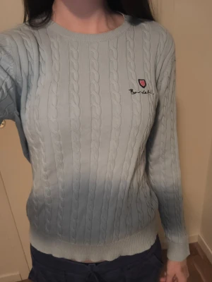 Ljusblå tröja från "bondelid" - Jättefin ljusblå kabelstickad tröja från märket "bondelid", endast lite använd och i jättebra skick💕 Inte riktigt min stil därför säljer jag. Mjuk och skön i materialet