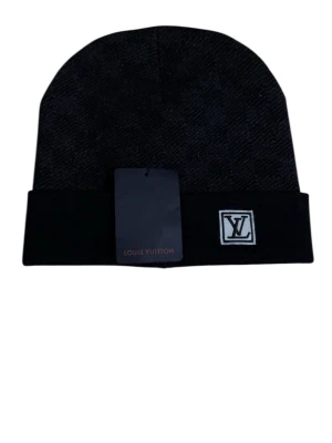 L V mössa - Nu när det är kallt så måste du skaffa denna mössa, den passar ren stil.