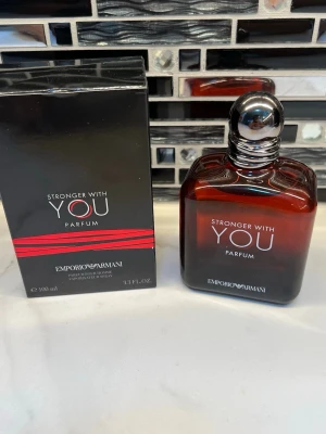 Stronger With You Parfum 100ml - Emporio Armani Stronger With You Parfum, 100 ml. Ingredienser: alkohol, parfym, vatten, kumarin, linalool, limonen, isoeugenol, citrullol, alfa-isometyljonon, eugenol, bensylalkohol, citral, geraniol, kanel, kanelalkohol, bensylbensoat, metyl-2-oktynoat. Tillverkad i Frankrike.