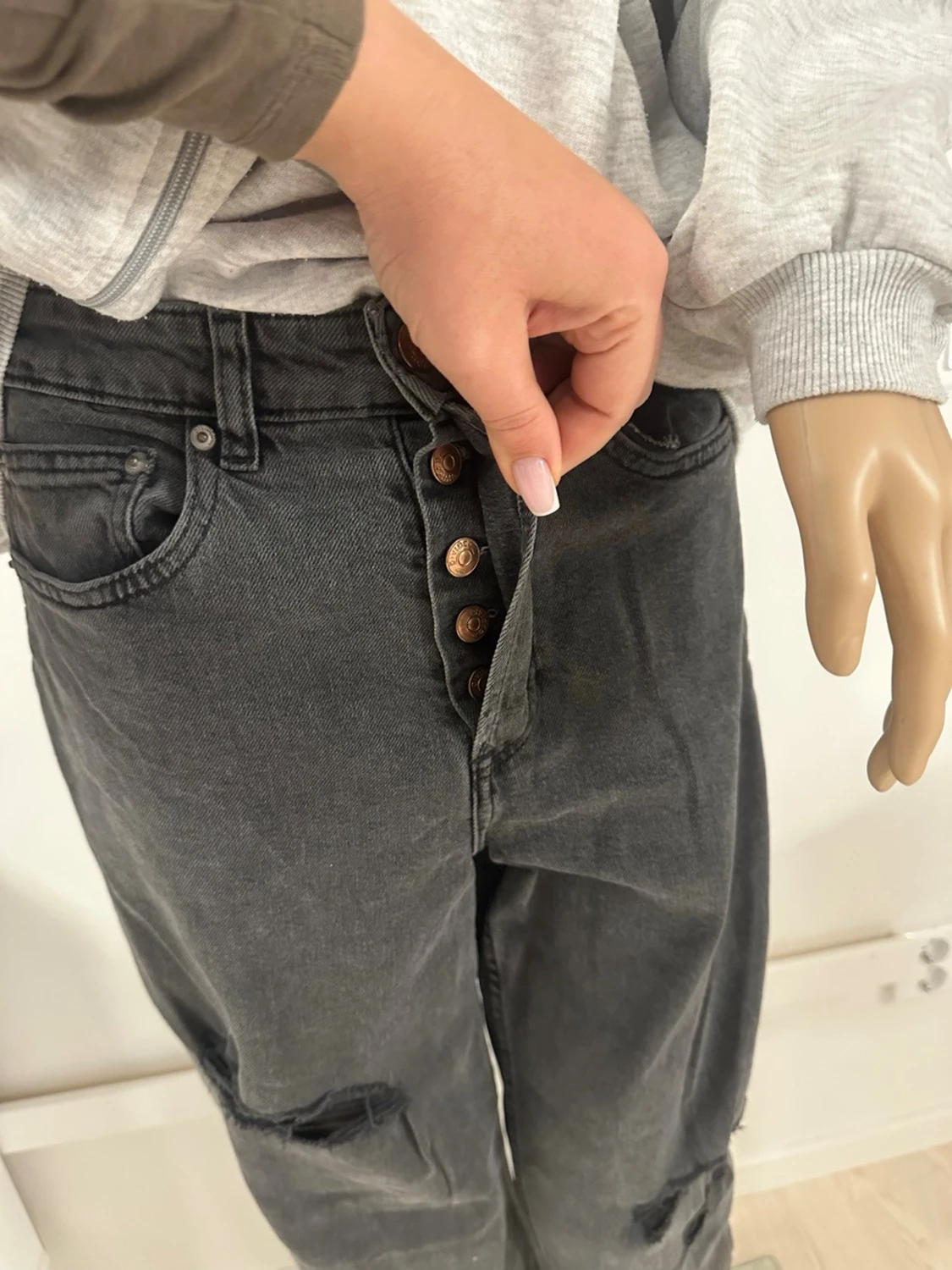 Svarta Levis 501 jeans med slitningar - 2