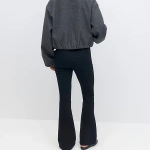 Svarta bootcut jeans med låg midja - Snygga svarta jeans med bootcut och låg midja. Byxorna är helt nya och säljes pga att de är för långa för mig.