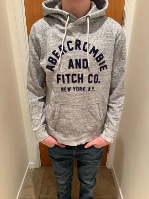 Abercrombie and fitch hoodie  - Säljer denna otroliga hoodie för ett grymt pris.