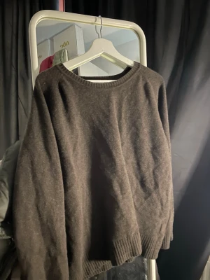Grandpa Stickad - En mörkbrun stickad ulltröja ifrån Grandpa, riktigt varm och skönt material, bra skick Storlek L. 