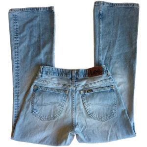Vintage ljusblå flare Lee Jeans - Ljusblå utsvängda låga/medelhöga jeans från Lee! 100% bomull, Midjemått 72,5cm, Grenhöjd 21cm, Innerbenslängd 78cm, benslut rakt över 24,5cm