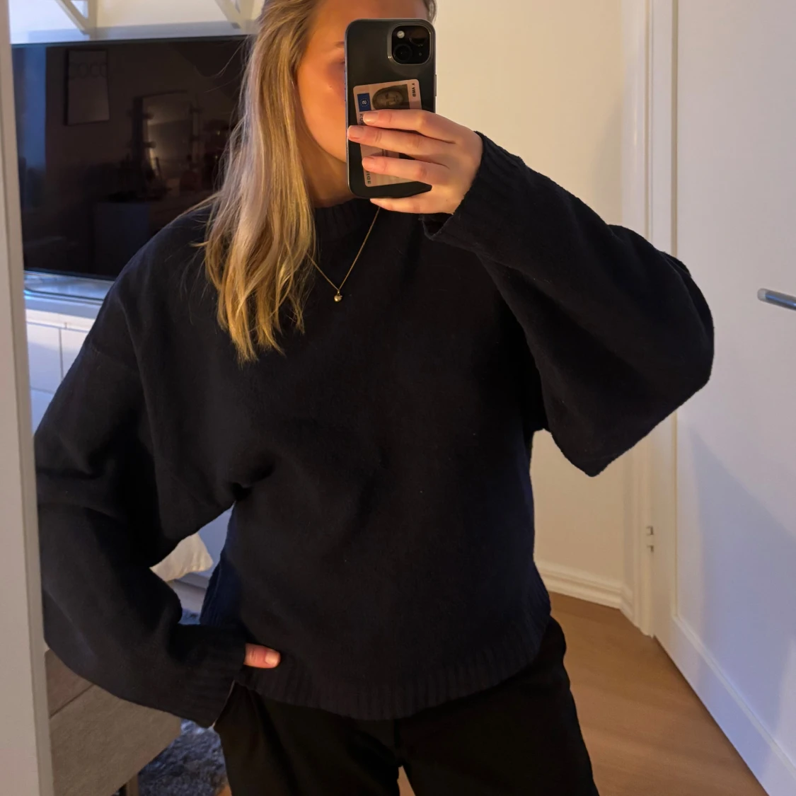 Mörkblå stickad tröja