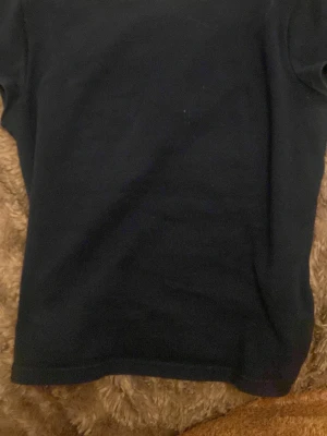 Mörk blå öppen rygg t shirt  - En mörk blå t shirt med öppen rygg. Från Gina Tricot storlek 170