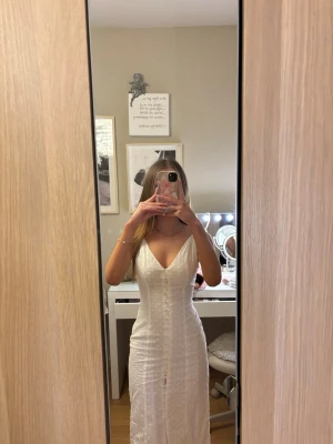 Vitt klänning - Vitt klänning helt oanvänd storlek 32, vi kan alltid diskutera priset