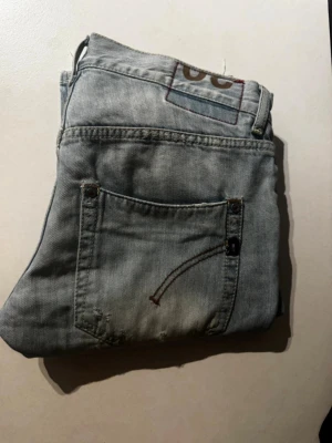 Dondup Jeans  - 🤩Sjukt snygga Jeans säljes  ✅Plagget är noggrant kontrollerat av experter och är i toppenskick  👔Märke: Dondup  📐Passform: 112cm långa  Perfekt för den som vill utveckla och sin stil till nästa nivå eller bara vill ha ett plagg som håller högsta kvalitet.   ⚠️Skriv vid intresse eller frågor  U35