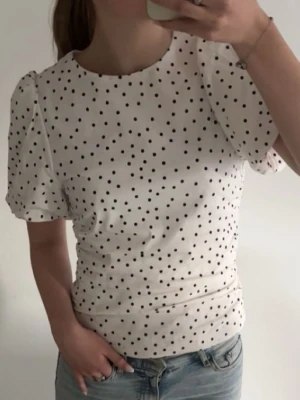 Prickig topp Nelly  - Jättefin prickig topp/blus från Nelly❣️