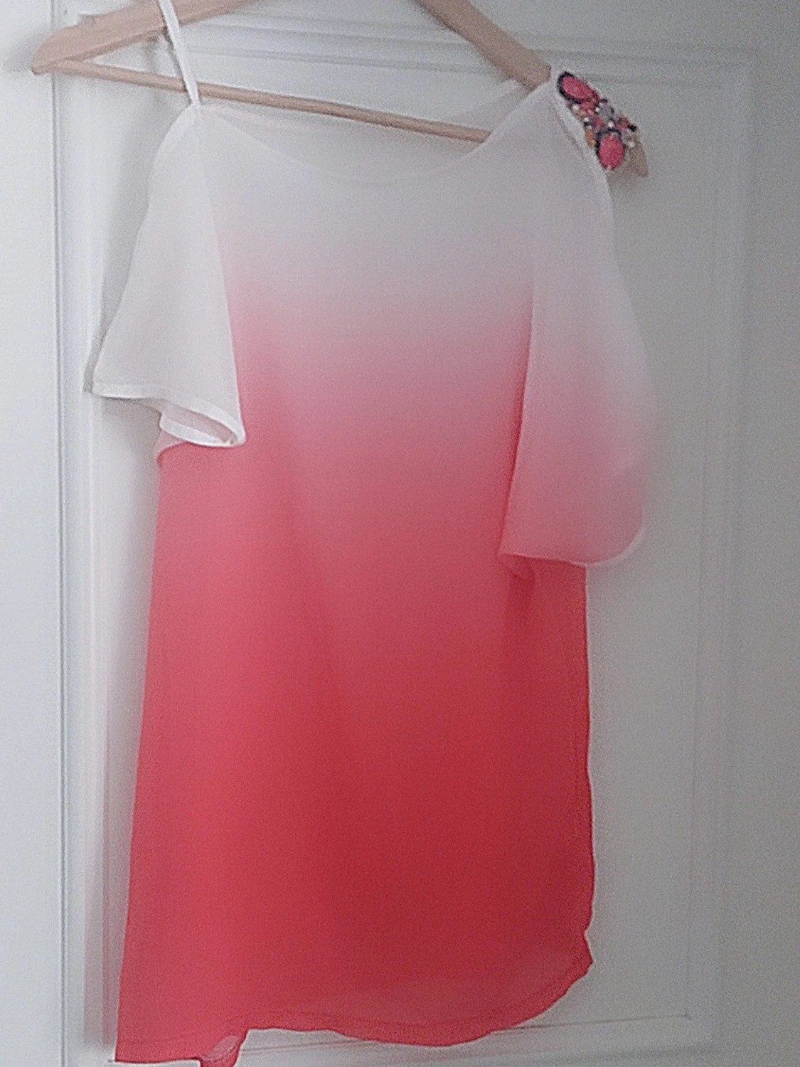 Vit och rosa off sholders blus med pärldetalj - 3