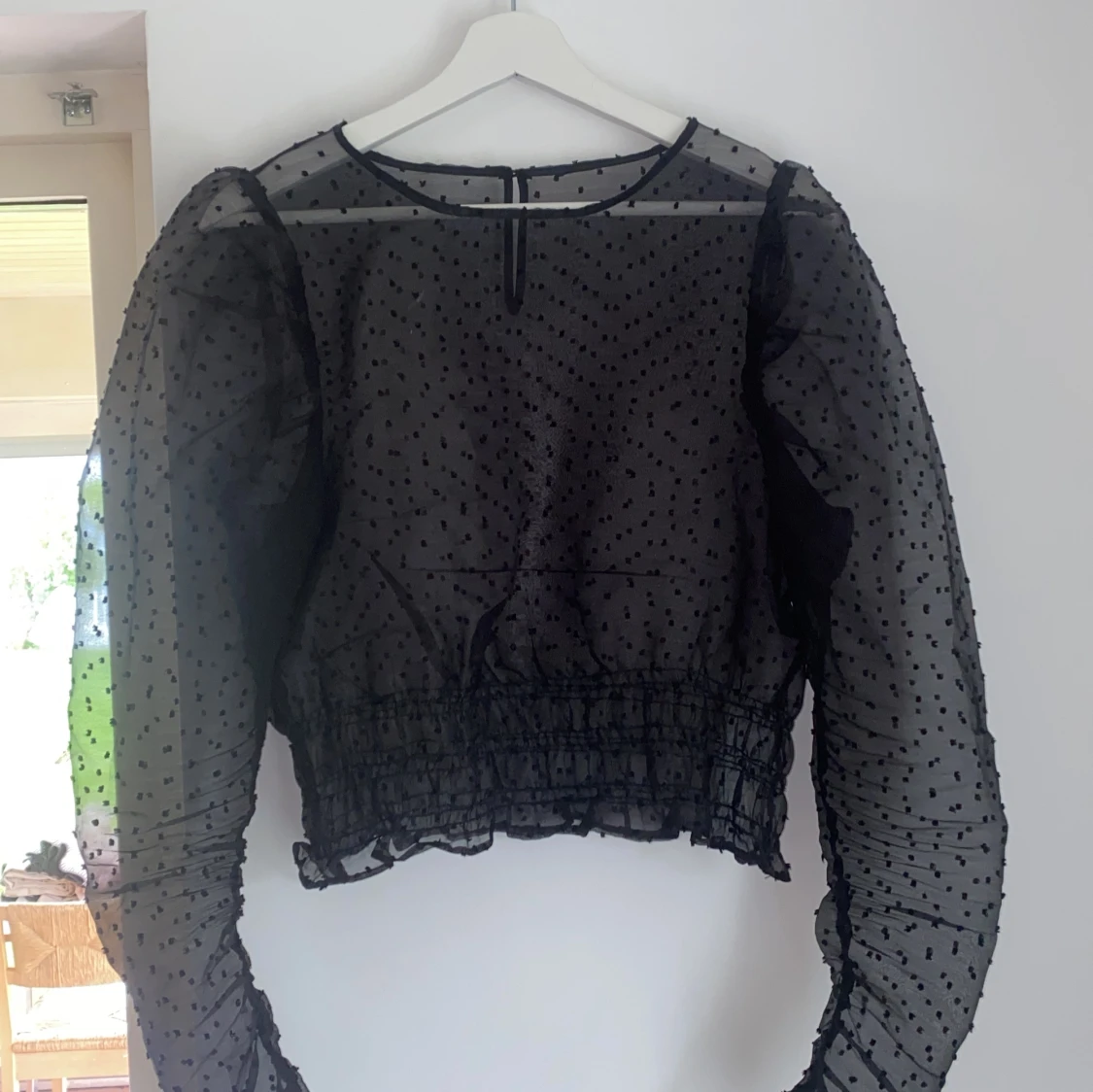 Svart transparent prickig blus - 2