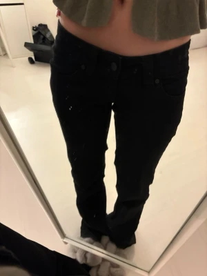 Svarta low waist jeans från Abrand - Säljer ett par svarta jeans från Abrand Jeans i modellen Super Low Kick. De har låg midja och klassisk femficksdesign. Jeansen är bootcut/flare i modellen. Dom är använda fåtalgånger då som är långa för mig och nu pris är ungefär 1000kr. Skriv om ni har frågor💕