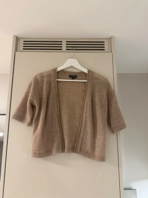 Beige stickad kofta i Kashmir och siden - Mysig beige stickad kofta i Kashmir och siden. Lik dagmar koftan🫶🏻 aldrig använd! Köpt i paris för 2500kr