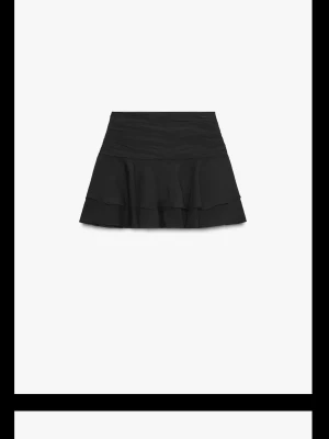 Lågmidjad kjol - Slutsålda svarta kjolen från Zara med låg midja! Säljer då den tyvärr var för kort för mig, ny och endast testad! Nypris 329kr 