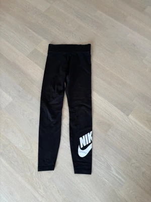 Nike träningstights - Nike träningstights svarta (ej kolsvarta), bra skick, lite noppiga i midjan på insidan men det stör ju inte funktionen.