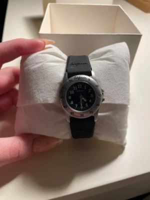 Svart barnklocka - Säljer en svart bsrnklocka från ur&penn då det inte är nått jag eller mina syskon använder. Den är använd fåtal gånger o är hel o fin.