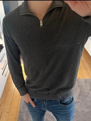 Stickad  Halfzip mörkgrå  - Mörkgrå Halfzip från Jack and Jones i stl M. Tröjan passar bra på de som brukar ha medium, orginalpris 499. Använts 3-5 gånger, alltså bara tagit plats i garderoben. 