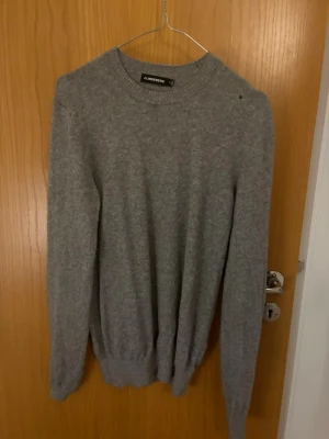 J.lindeberg stickad tröja - Säljer denna feta tröja från j.lindeberg. Finns en liten skada vid axeln. Pris är diskuterbart