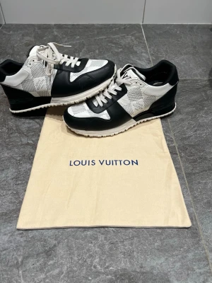 Louis Vuitton Runaway Sneakers - Tja! Säljer nu mina as snygga LV skor. Mycket fina skor som passar alla möjliga outfits. Funkar lika bra till vintern som sommaren. Skriv vid minsta lilla fundering!