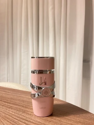 Yara Lataffa Parfym - Endast testat några sprut!! Skickar oftast samma dag eller dagen därpå 🌸✨🩷