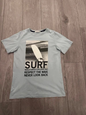Ljusblå T-shirt - Tja den är i mycket bra skick från H&M i storlek 152cm