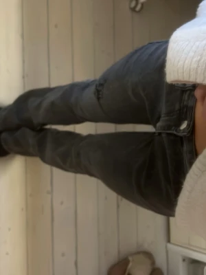 Grå lågmidjade bootcut jeans  - Snygga grå jeans från SHEIN i storlek S. Modellen har klassisk femficksdesign, knapp och dragkedja framtill samt raka ben. Jeansen har en mörkgrå tvätt och är tillverkade i jeansmaterial med lite stretch för skön passform.