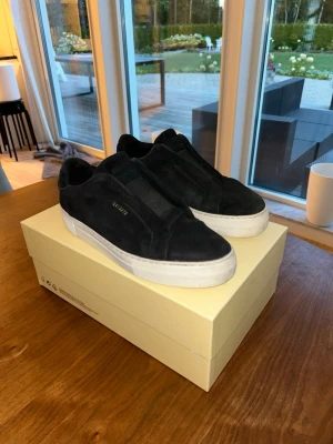 Axel Arigato skor - Säljer ett par Axel Arigato skor då de inte används. Fåtal tecken på användning, skick 7/10! Pris kan diskuteras ⭐️🙌