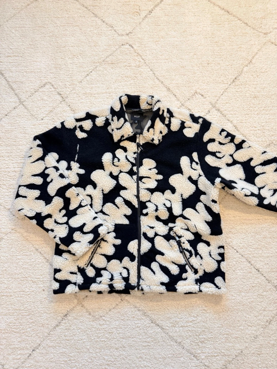 Svart och vit teddyjacka från HUF