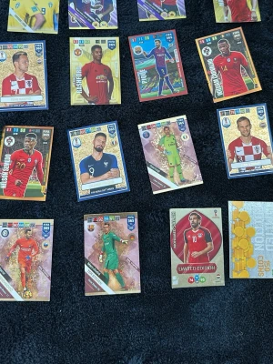 Stor samling fotbollskort med fokus på Euro 2020, men även FIFA 365 och VM. - Stor samling fotbollskort med fokus på Euro 2020, men även FIFA 365 och VM. Innehåller landslag som Portugal, Spanien, Frankrike, Tyskland, Italien, Nederländerna, England, Danmark, Schweiz, Sverige, Kroatien, Polen, Belgien, Turkiet, Ryssland och Österrike. Speciella spelarkort med bland annat Piqué, Mané, Rashford, Salah, Rakitic, Giroud samt flera målvakter. Lagkort, specialkort och limited edition ingår. 
