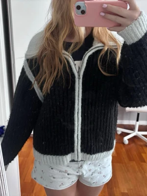 Svart och vit stickad kofta med dragkedja - Supergullig svartvit stickad kofta med dragkedja. I fint skick. Storlek S🥰🥰💞💞
