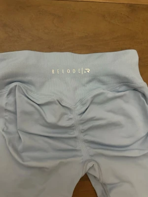 Ljusblå aura tights från Relode - Snygga ljusblå leggings från Relode med bred, ribbad midja som sitter skönt och ger extra stöd.  Längden är regular. Använda ca 2-3 gånger.