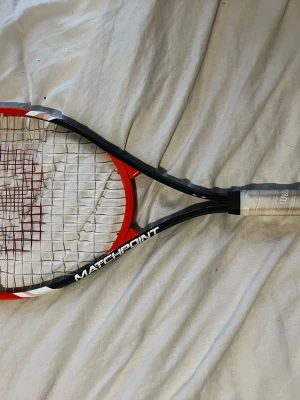 Tennis saker  - Två tennisracket och en väska som du får med på köpet. Jag har inte köpt något av det där begagnat och har köpt de från butik. Butikpris för tennisracketerna är 1100kr styck och väskan har jag ingen koll på. 
